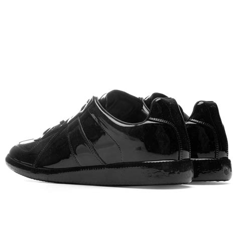 Sneakers - Black – Feature