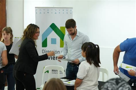 Familias Recibieron El Plano De Vivienda Obtenidas En Distintos