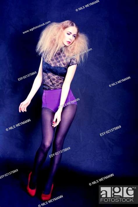 Attraktive Blonde Frau Mit Frisur Und Modernem Styling Stock Photo Picture And Low Budget