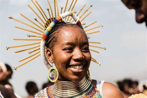Cultura Na Africa Do Sul - Na África do Sul, milhares de jovens virgens dançam para o rei zulu