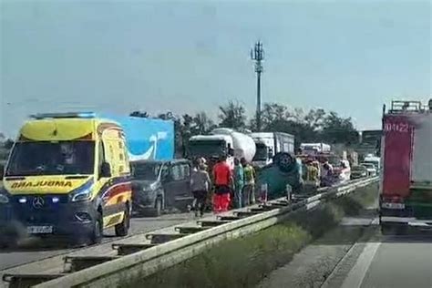 Autostrada A Dwa Gro Ne Wypadki Jedno Auto Dachowa O S Du E Korki