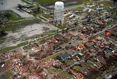 Apocalyptical tornado destroys Rowlett and Garland in Dallas area videos and pictures - Strange ...