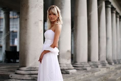 Young Beautiful Blonde Bride Portrait Standing On A Staircase Of A Classical Building — Stock