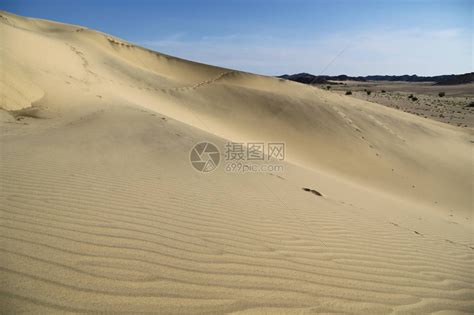 在沙漠中岩石的中间并跟踪类似概念野和自然风高清图片下载 正版图片507464139 摄图网