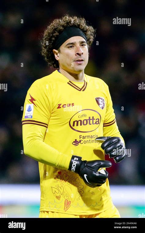 El Portero Mexicano De Salernitana Guillermo Ochoa Se Presenta Durante El Partido De La Serie