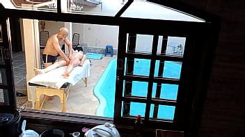 Fue a darse un masaje a la piscina y acabó recibiendo una paja y una mamada XVIDEOS