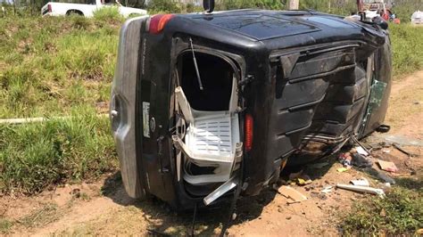 Abandonan Camioneta Volcada En Los Gavilanes