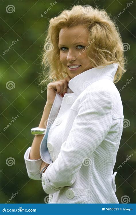 Belle Femme Blonde En Stationnement Image Stock Image Du Herbe Beau