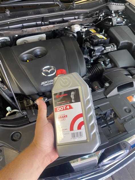 Замена тормозной жидкости — Mazda CX-5 (1G), 2 л, 2013 года ...