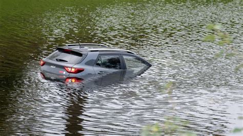 Auto Versinkt Im Wasser Wie Sie Sich Selbst Retten