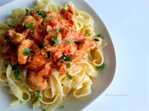 Tagliatelle Met Kip In Tomaten Roomsaus The Orange Garden