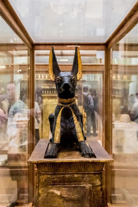 Статуя Anubis бога редакционное изображение. изображение насчитывающей ...