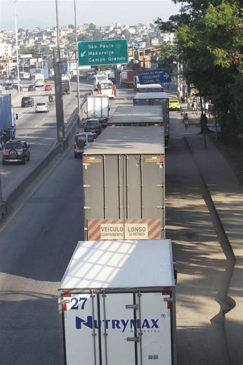 Caminhoneiros Realizam Protesto Contra Roubo De Cargas No Rio Rio De