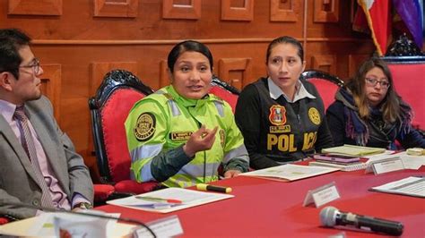 Integrantes Del Equipo De Implementaci N Del Snej Cusco Sostienen La