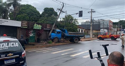 Motorista Perde Controle Da Dire O E Colide Em Poste De Ilumina O