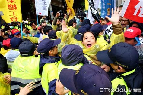 多圖／勞團向總統府、蔡英文丟拖鞋！ 再與警察爆推擠 Ettoday政治新聞 Ettoday新聞雲