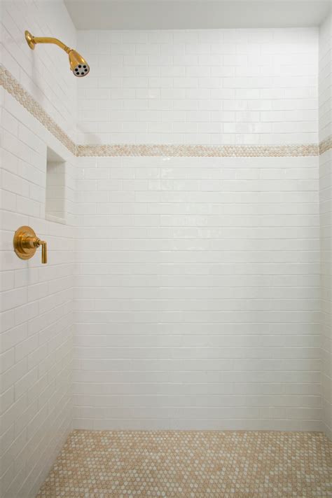 37 Ideas To Use All 4 Bahtroom Border Tile Types - DigsDigs