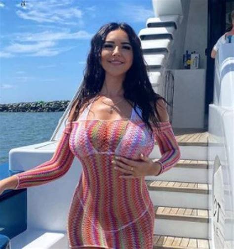 9 Hot Sexy Anna Paul Bikini Pics