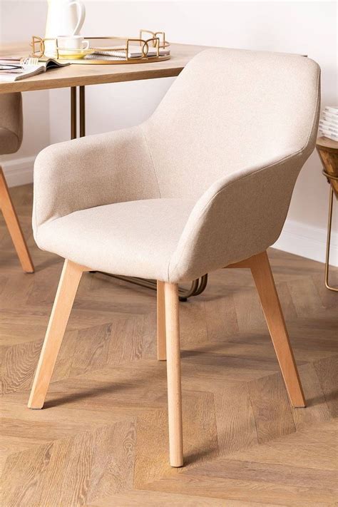 Una Silla De Comedor Moderna En Color Beige Eetkamerstoelen Moderne