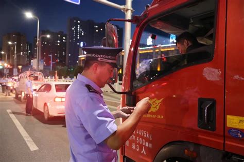 百日行动丨警灯闪 护民安 咸阳市公安机关启动夏季治安打击整治“六查六看六控”集中统一行动 澎湃号·政务 澎湃新闻 The Paper