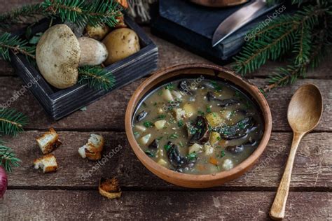 Sopa De Champi Ones En Taz N De Cer Mica Con Una Sart N De Cobre Y