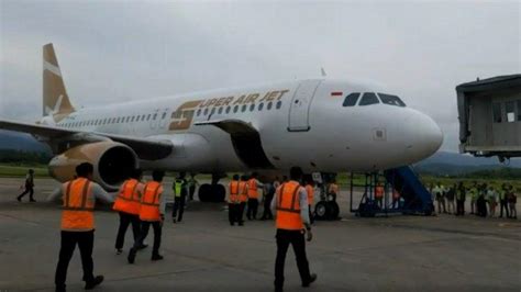 Breaking News Pesawat Super Air Jet Mendarat Perdana Di Bandara