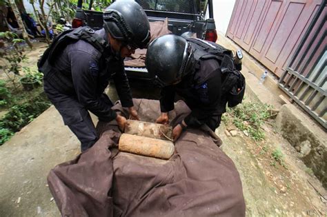 Foto Detasemen Gegana Sat Brimob Evakuasi Bom Rakitan Peninggalan