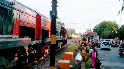 NONTON KERETA API SAMBIL MENUNGGU WAKTU BERBUKA PUASA YouTube