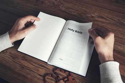 Hombre Leyendo La Santa Biblia Foto Premium