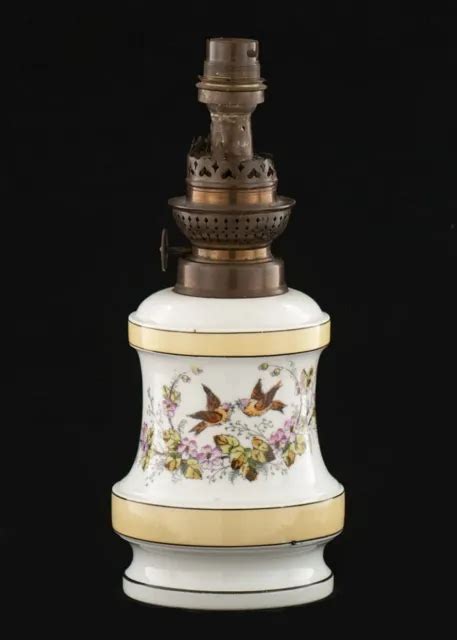 ANCIENNE LAMPE À Pétrole en Porcelaine de Paris à Décor d Oiseaux 19e