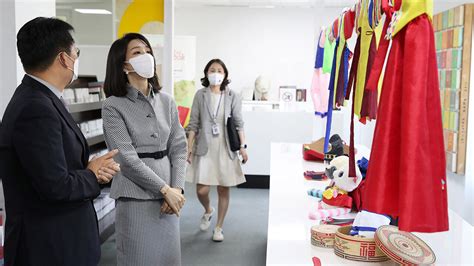 김건희 여사 주스페인한국문화원 방문첫 해외 단독 일정