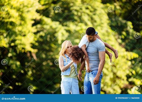 Imagem Dos Pares Novos Felizes Que Passam O Tempo Sua Filha Imagem