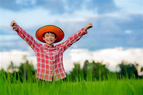 Los Ni Os Felices Se Levantan De La Mano Al Cielo Y Sonr En En El Campo