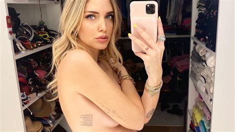 Wieder Halb Nackt Chiara Ferragni Gibt Babybauch Update