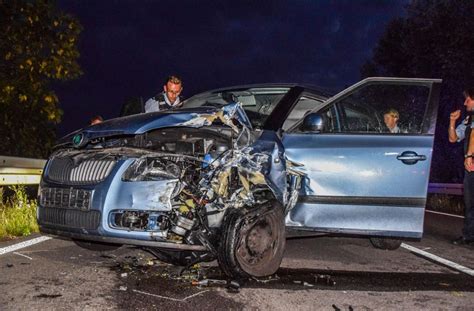 Autofahrerin F Hrt Schlangenlinie Und Prallt In Gegenverkehr