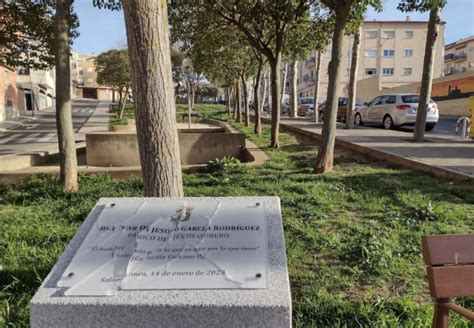 Los vándalos rompen la placa en honor al párroco de Pizarrales