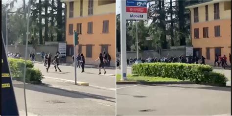 Il Video Della Rissa Tra Tifosi Nel Milanese Spranghe E Botte Per Una