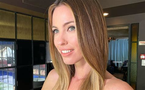 En bikini y de espaldas Rocío Guirao Díaz lució su espléndida figura El Comodorense