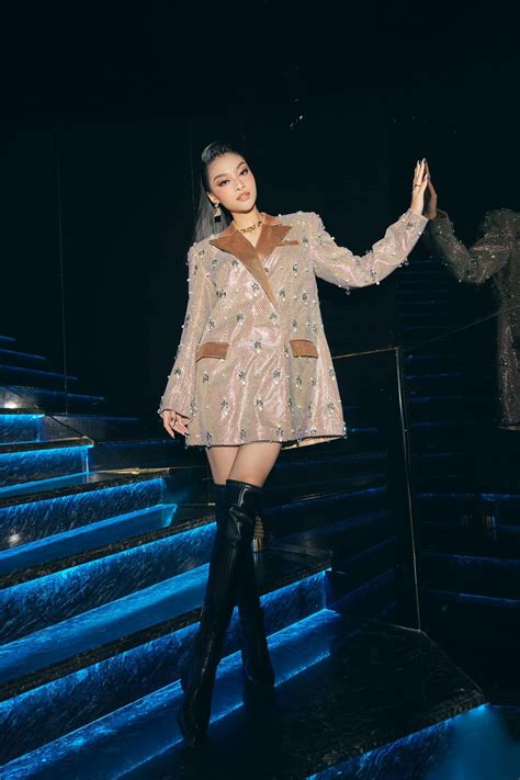 Cẩm Đan diện váy đục lỗ lạ mắt khoe dáng sexy Lương Thuỳ Linh nóng bỏng với bikini