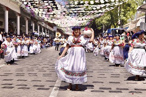 Ritual Y Desfile De Aguadoras Llena De Color Las Calles De Uruapan