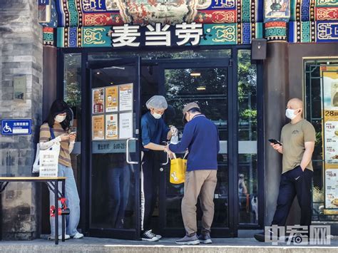 北京餐饮企业继续暂停堂食 市民纷纷店外自取 中宏网