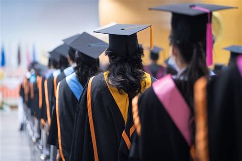 大学毕业生在大学毕业典礼上排队获得学位大学毕业生正在大学毕业仪式上聚集毕业生的人群 Premium照片