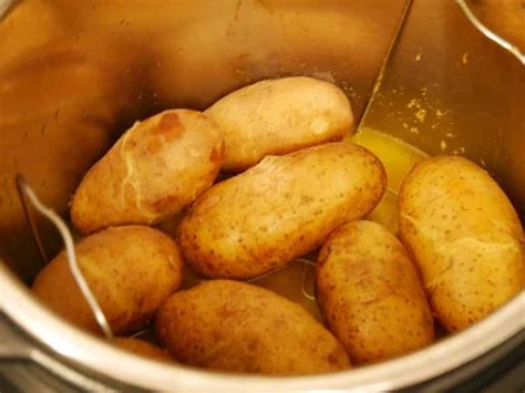 how to cook a potato in a pressure cooker