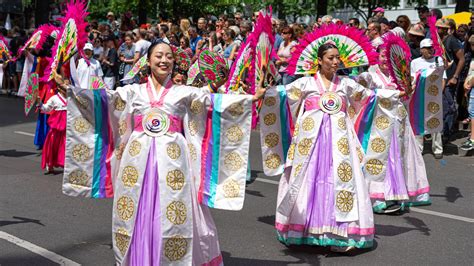 Karneval Der Kulturen In Berlin Sperrungen Programm Und Co Ein