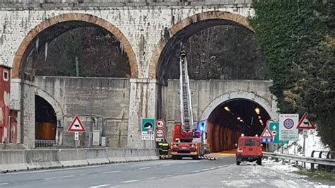 Galleria Di Solofra Transito Aperto Anche Ai Tir In Direzione Salerno