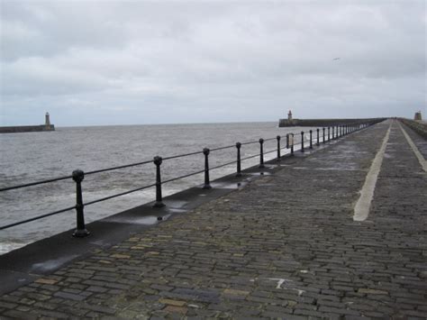 View Of Harbour Mouth River Tyne © Les Hull Cc By Sa20 Geograph