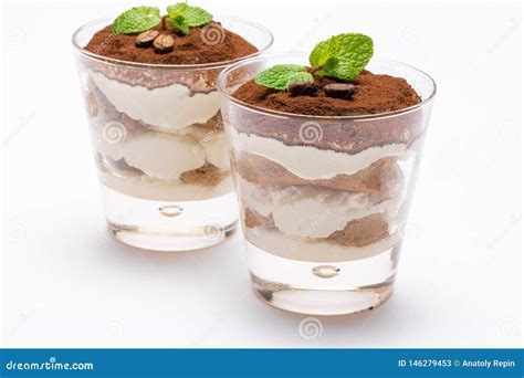 Dos Porciones Del Postre Cl Sico Del Tiramisu En Un Vidrio Aislado En