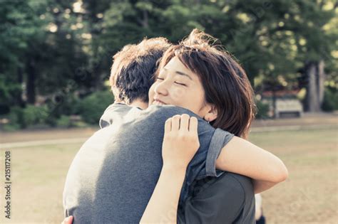 抱き合う男女 Adobe Stock でこのストック画像を購入して、類似の画像をさらに検索 Adobe Stock