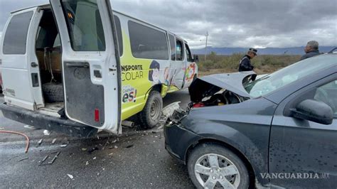 Conductor De Transporte Escolar Se Atraviesa A Automóvil Y Provoca