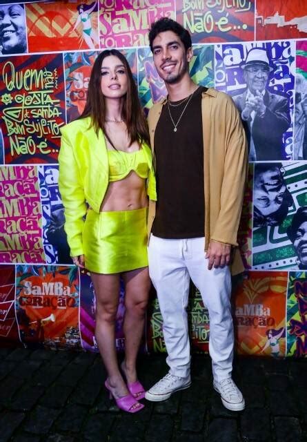 De Look Neon Giovanna Lancellotti Posa Namorado Em Festa